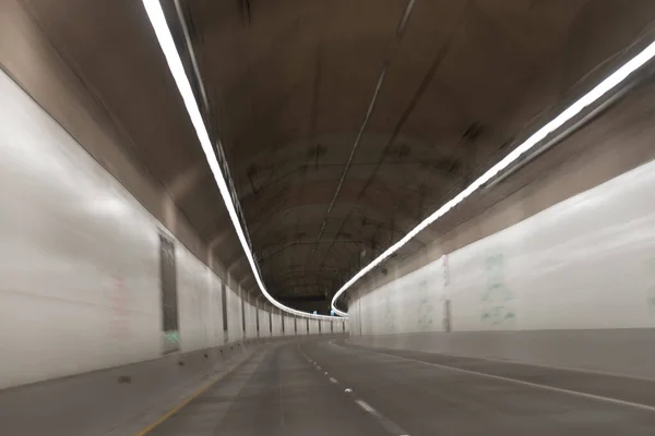 Σύγχρονη υπόγεια σήραγγα με γκρι οδική σήραγγα του αυτοκινήτου κίνησης, οδική σήραγγα — Φωτογραφία Αρχείου