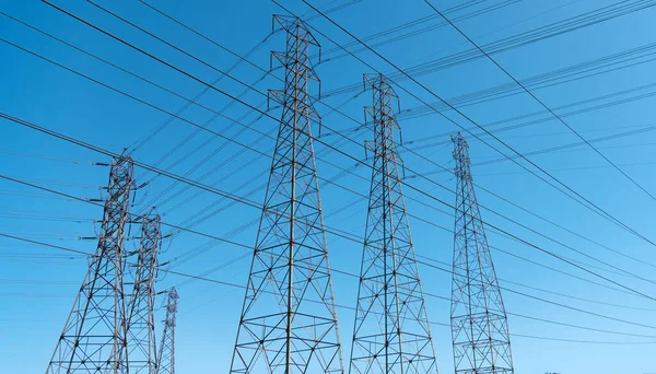 Transmissão de tensão na torre elétrica. de alta tensão. subestação poderosa — Fotografia de Stock