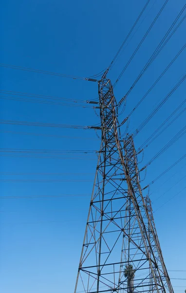 Linee elettriche. pilone che produce energia. trasmissione di tensione sulla torre elettrica. — Foto Stock