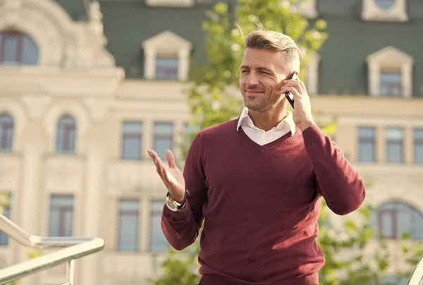 Jsi v pořádku mluvit. Šťastný muž mluví po telefonu venku ve městě. Mluvit o obchodu. Prodejní řeč. Telefonní průzkum. Nová technologie. Obchodní sdělení. Moderní život — Stock fotografie