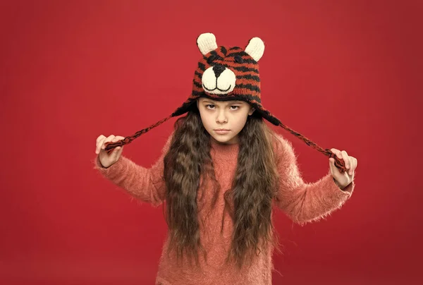 Não ter disposição. menina adolescente elegante com cabelo comprido em earflaps. moda de criança de inverno. infância feliz. atividade de tempo de Natal. Diversão de férias. acessório estação fria. criança grave em roupas quentes — Fotografia de Stock