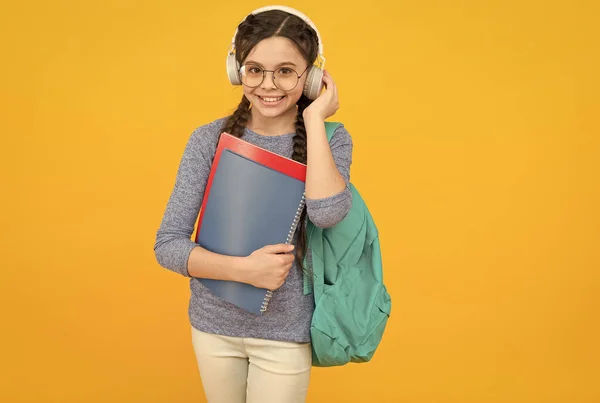 Muziek maakt je slimmer. Gelukkig kind draagt koptelefoon gele achtergrond. Muziekschool en onderwijs. Nieuwe technologie. Het moderne leven. Alleen muziek die ertoe doet. — Stockfoto