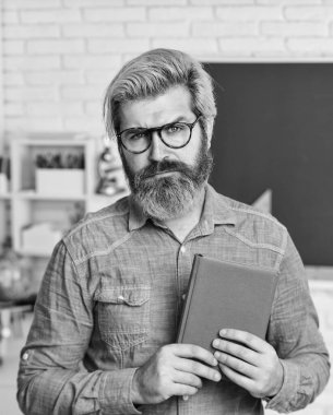 Sınav için ders çalış. Gözlüklü katı öğretmen. Öğretmen bilgileri kontrol et. Sınav için hazır mısınız? Sınıfta erkek öğretmen. Defter ya da kitap kullan. Okula dönüyorum. edebiyat ve dil öğrenimi