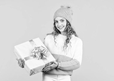 Alışveriş yapmak mükemmel bir hediye bulmaktır. Şirin çocuk alışverişi seviyor. Hediye paketi olan bir alışveriş bağımlısı. Alışveriş hediyesinden sonra şık bir genç kız. Küçük çocuğun elinde kutu sarısı arka plan var. Alınan paket