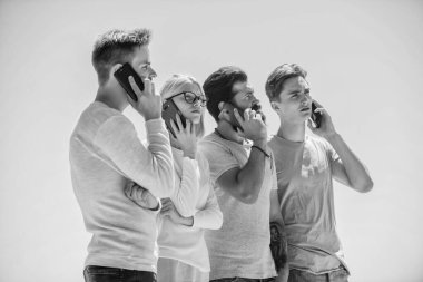 Proje tartışıyoruz. İletişim araçları. Cep telefonu sohbeti. Arkadaşlar arka planda sohbet ediyorlar. Mobil iletişim. Akıllı telefonları olan insanlar. Cep telefonu. Konuşma ve tartışma