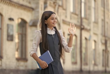 Çak bir beşlik. Mutlu çocuk okula geri döndü. Bilgi toplama günü. Küçük çocuk kitabı. 1 Eylül. Okul kütüphanesi. İlkokul eğitimi. Genel bilgi. Beynini bilgiyle besle.