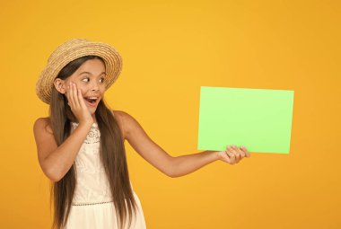 Çocuk gezgin. Turizmi destekliyorum. Etkili reklam. Parlak bir reklam. Katıl. Yaz satışları. Küçük mutlu kız poster fotokopi alanını tutuyor. Tatil zamanı. Kız hasır şapka. Reklam kavramı