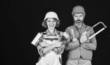 Yeni evlerini hayal et. Kendine güvenen tamircinin ve bayan meslektaşının portresi. Onarım adımlarını takip et. Özel üniforma giy ve aletleri kullan. Bakım servisi. bina konsepti. Boşluğu kopyala