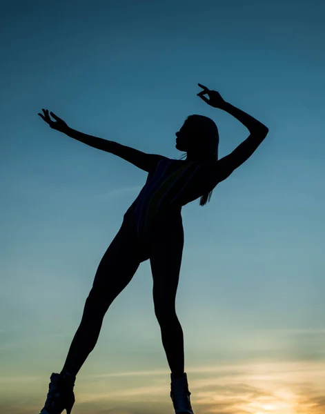 Silueta femenina en el fondo del cielo puesta del sol de la mujer bailarina, silueta —  Fotos de Stock