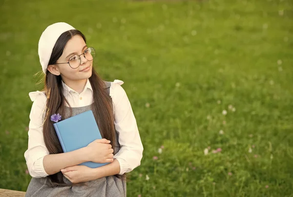 Elegante colegiala niña leyendo libro en el parque, concepto de escritor de poesía —  Fotos de Stock