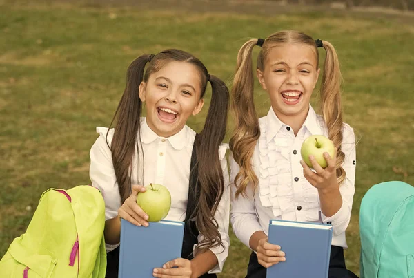 Glückliche Schulfreunde kleine Mädchen haben Spaß, lachen Konzept — Stockfoto