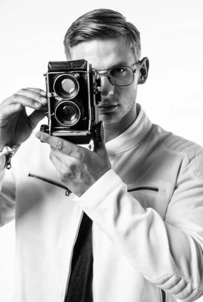 Joven fotógrafo tomar fotografía mirando en el ojo de la cámara retro aislado en blanco, sesión —  Fotos de Stock