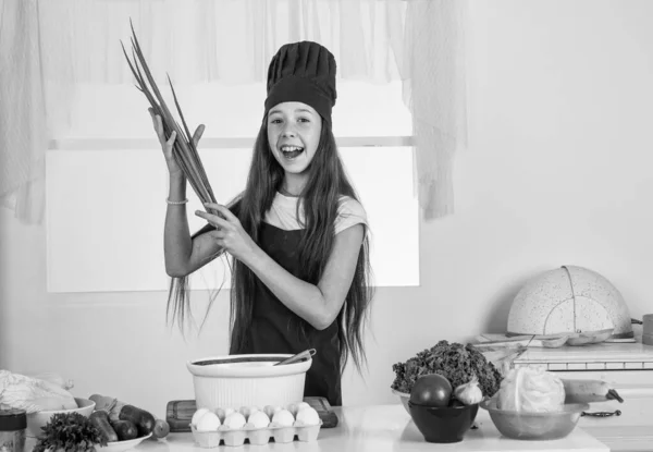 Chica feliz uso de cebolla para ensalada fresca, culinaria —  Fotos de Stock