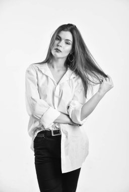 Dudaklara yumuşak bir taslak ve görsel hacim ver. Seksi, şehvetli kadın. Hoş bir görünüş. Güzel surat. Kadın cilt bakımı. Makyaj ve makyaj malzemeleri. Sıradan moda tarzı. Moda makyajlı bir kadın. Cilt rengi
