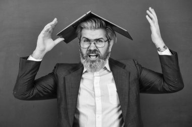 Evde eğitim. Çevrimiçi delilik. Geçerli doğru bilgileri sağlayın. Öğretmen dizüstü bilgisayarda internette sörf yapıyor. Kafasında sakallı adam bilgisayarı var. İlginç bir bilgi. Okulun cankurtaranı. Çok fazla bilgi