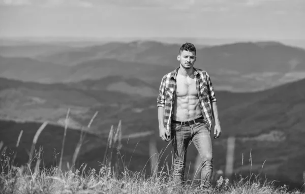 El torso muscular del excursionista alcanza el pico de montaña. Concepto de senderismo. Hombre de pie superior montaña paisaje fondo. Atleta chico relajar montañas. Hermoso ambiente. Musculoso paseo turístico montaña colina — Foto de Stock