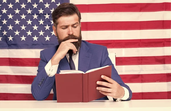 Hipster homem leitura livro EUA bandeira fundo, estudar conceito duro — Fotografia de Stock