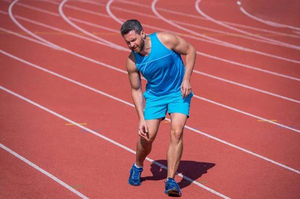 Atletische gespierde man heeft trauma na het lopen, gezondheid — Stockfoto