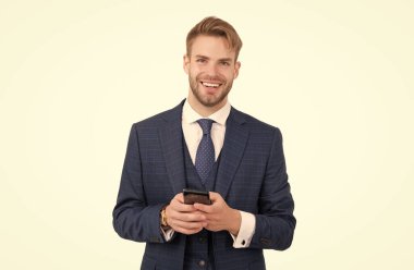 Konuşkan olmak. Mutlu çalışan beyaza mesaj yolluyor. İş iletişimi. Yeni teknolojiyi kullanarak. Mobil iletişim. Modern hayat. 3G mi? 4G