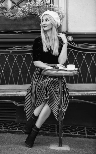 Изысканные детали делают наряд идеальным. Идеальный наряд для встречи в кафе. Красивая девушка расслабляет уличное кафе. Свободное время во Франции. Красота и мода. Одежда для городского образа жизни. Концепция женственности — стоковое фото