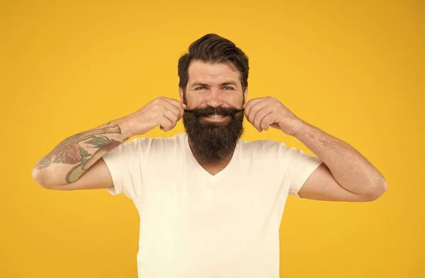 Snygg man mustasch snurra frisör tjänster, upprätthålla längd konceptet — Stockfoto