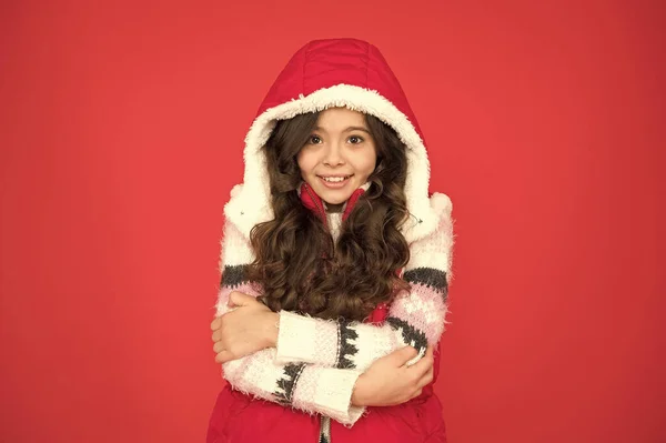 Ποζάρω για φωτογραφία. θερμική ενδυμασία. Ευτυχισμένη έφηβη, φοράει ζεστά ρούχα. χειμερινή παιδική μόδα. παιδί με μακριά σγουρά μαλλιά σε χριστουγεννιάτικο arrel. στυλ δραστηριότητας ψυχρής εποχής. παιδική ευτυχία — Φωτογραφία Αρχείου