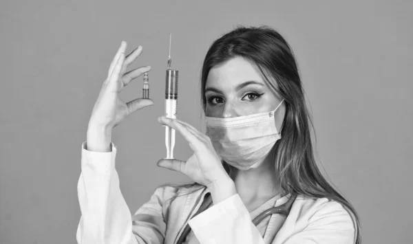 Conceptul de analgezice. Medicamente moderne. Injecții de ameliorare a durerii. Injecţii de anestezie. Asistentă medicală cu seringă. Proceduri medicale nedureroase. O femeie adorabilă face injecţii. Vaccinarea și tratamentul — Fotografie, imagine de stoc