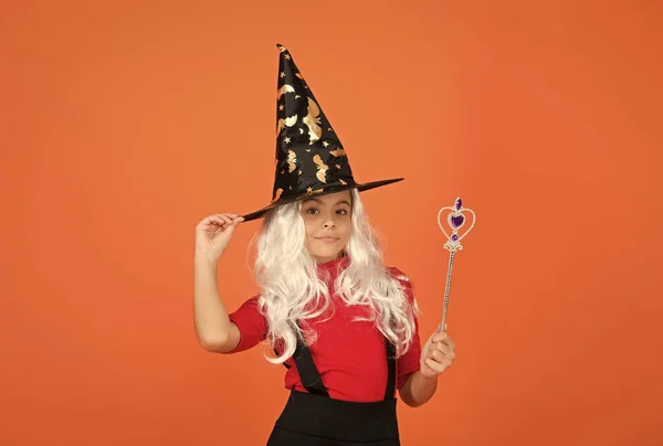 기적을 믿어라. 행복 한 할로윈이지. 마녀 모자를 쓰고 웃는아이. 아이가 마법 지팡이를 쥐고 있어요. 어린 시절의 행복. 의상 파티를 기념 할 준비가 된 소녀. 마법 과 마법이지. 변장 한 진짜 마녀 — 스톡 사진