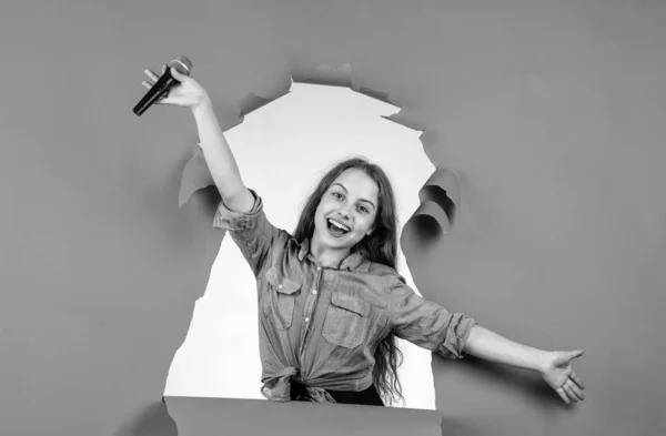 Cantante feliz con micrófono. Chica cantando. concepto de escuela vocal. club de karaoke. La música es mi vida. niño canta con micrófono. alegre gestor de eventos. niño divertirse en la fiesta — Foto de Stock