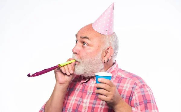 Концепция дня рождения. Идеи для празднования дня рождения выпускников. Дедушка Серая Борода свистит с вечеринки. Стареть все еще весело. Пожилые люди. Мужчина бородатый дедушка в шапочке на день рождения и пить чашку — стоковое фото