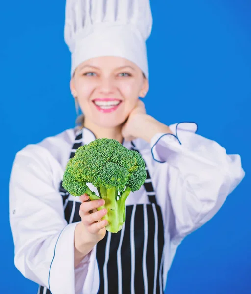 Beladen mit Vitaminen. Köchin lächelnd mit Vitamin-Brokkoli. Glückliche Frau mit frischem grünen Vitaminbrokkoli. Profi-Koch mit Vitamin-Brokkoli-Kohl — Stockfoto