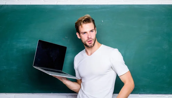 Estudiante universitario estudiando en línea. profesor de la universidad utilizar la tecnología informática. estudiante en e clase de aprendizaje. hombre utilizar internet 4g para estudiar. educación moderna en línea. de vuelta a la escuela. escuela de negocios —  Fotos de Stock