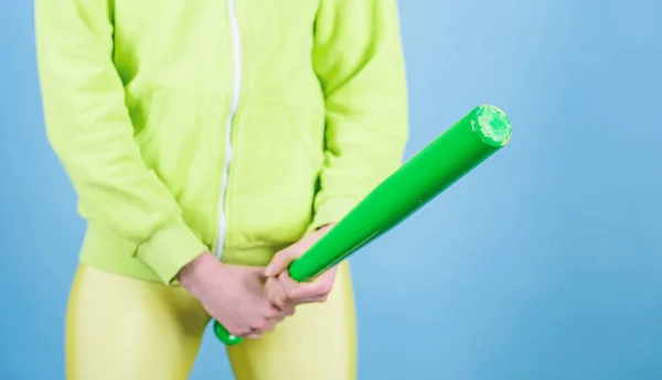 Sterk genoeg. Vrouwen spelen honkbal of gaan iemand verslaan. Meisje met honkbalknuppel blauwe achtergrond. Honkbal vrouwelijke speler concept. Ze is gevaarlijk. Mannelijkheid en transgender concept — Stockfoto