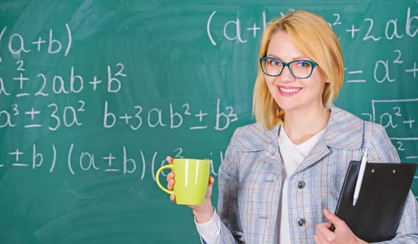 Çay fincanı ve yazı tahtası geçmişi olan bir kadın. Rahatlama zamanı. Rahatlamak ve pozitif kalmak için zaman ayır. Öğretmen çay ya da kahve iç ve pozitif kal. Olumlu düşünmeye devam et.