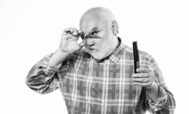 Berber profesyonel ekipman kullanır. Tımar servisi. Berber çelik makasla çalışır. Berber dükkanı konsepti. Erkek güzeli. Sakallı yakışıklı kuaför, sakal şekillendirme aleti kullanıyor. Saç kes.