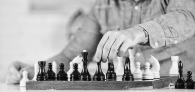 Satranç nadiren ideal hamlelerin oyunudur. Geliştirme mantığı. Öğretmenim. Satranç oynuyorum. Entellektüel hobi. Satranç dersi. Strateji konsepti. Bir sonraki adımı düşünüyorum. Tahta satranç tahtasındaki figürler.