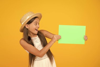 Parlak bir reklam. Katıl. Yaz satışları. Küçük mutlu kız poster fotokopi alanını tutuyor. Tatil zamanı. Kız hasır şapka. Reklam konsepti. Çocuk gezgin. Turizmi destekliyorum. Etkili reklamcılık