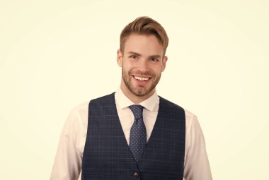 Mutlu, yakışıklı işletme yöneticisi gülümsemesi, sağlıklı dişler, beyaz dişler.