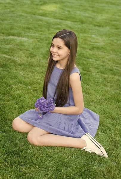 Vestido azul niña relajar campo verde con flores de maíz frescas, concepto de vacaciones de verano — Foto de Stock