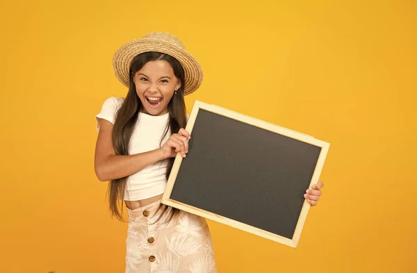 Criança feliz apresentando quadro-negro. de volta à escola. A nossa escola vai passar o Verão fora. tempo para viajar. Escola moderna. seu melhor anúncio de viagem. férias de verão divertido. Um miúdo na escola. espaço de cópia — Fotografia de Stock