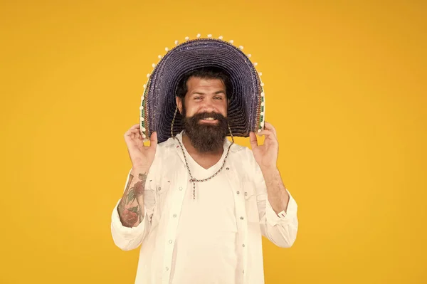 Feriados nacionais. Chapéu mexicano sombrero. Um tipo com roupa festiva feliz. Traje espanhol. Celebração mexicana. Viajar para o México. Homem de chapéu mexicano. Um tipo alegre e festivo na festa. Festival de verão — Fotografia de Stock