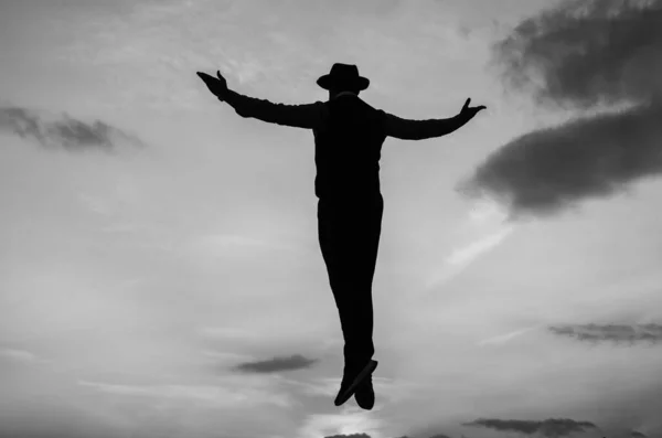 手を挙げて日の出の空に浮かぶ男のシルエット自由 — ストック写真