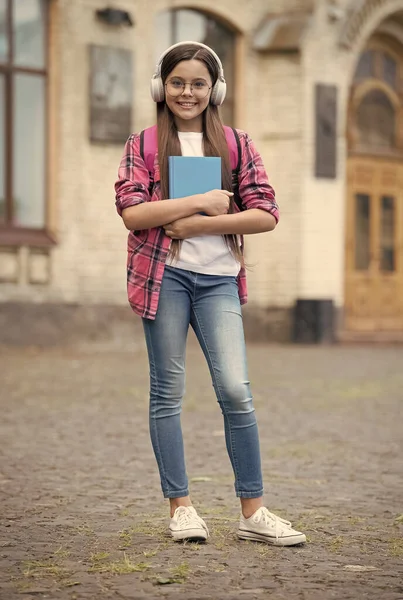 Onlinelektion. Glad barnbok i hörlurar. Privatlektion. Jag lyssnar på dig. Musikutbildning. Språkskola. Engelskakurser. Virtuellt klassrum — Stockfoto