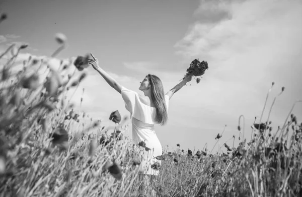 Donna raccogliere fiori nel campo di papavero estate, felicità — Foto Stock