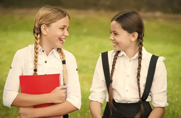 Schöner Frühlingstag. Bildung und Fernunterricht für Kinder. Hausaufgabenbetreuung während der Quarantäne. Kinderbetreuung und glückliche Kindheit. Teenager-Schulmädchen machen Hausaufgaben. Kinder nutzen Copybooks zum Lernen — Stockfoto