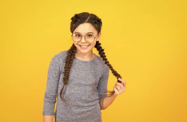 Entelektüel. Tatlı liseli kız. Akıllı küçük çocuk. Mutlu bir çocukluk. Ders çalışmayı seviyorum. Akıllı bebek. Romantik liseli kız. Sevimli okul ineği. Çocuk gözlük takıyor. Okul konseptine dönelim.