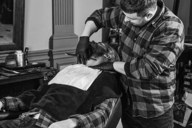 Eskiden mükemmel görünürdü. Berber ve erkek müşteri. Bıyıklı ve sakallı hippi. Adam yeni saç stili istiyor. Erkek güzellik ve moda. Berber dükkanında olgun bir adam. Kuafördeki vahşi sakallı adam.