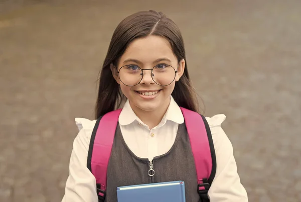 Willkommen zurück in der Schule. Glückliches Kind zurück in die Schule. Kleines Kind trägt Uniform. Formale Bildung. Start-up. 1. September. Zurück zur Schulmode. Bessere Lernzukunft beginnt hier — Stockfoto