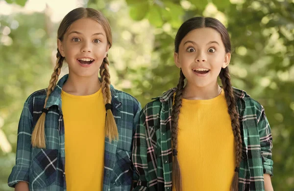 Las niñas sorprendidas mantienen la boca y los ojos abiertos con aspecto de belleza en el estilo casual de la moda de verano al aire libre, sorpresa —  Fotos de Stock