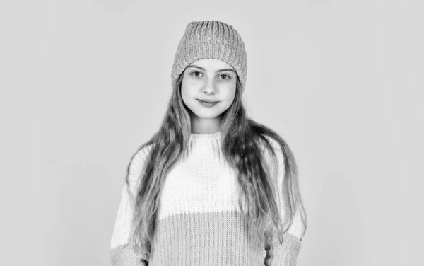 Meisje in gebreide kleding. schoonheid en mode van kinderen. warm worden in het winterseizoen. koudeweersvoorspelling. vrolijk kind dragen hoed en favoriete trui. Kindergeluk. tiener meisje gele achtergrond — Stockfoto